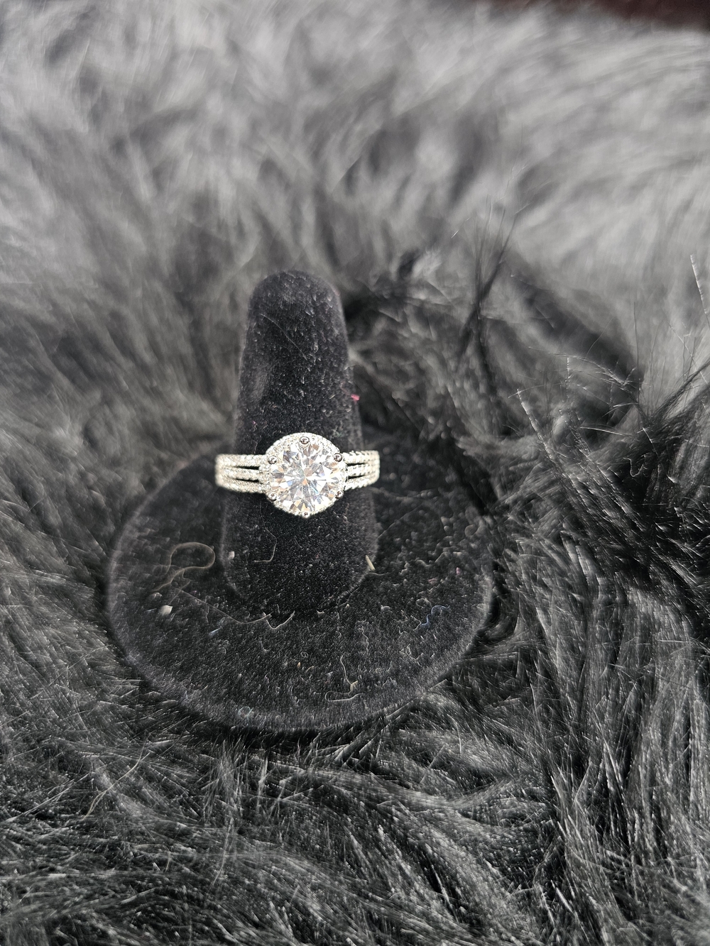 Silver Halo Round-Cut Engagement Ring in Silver